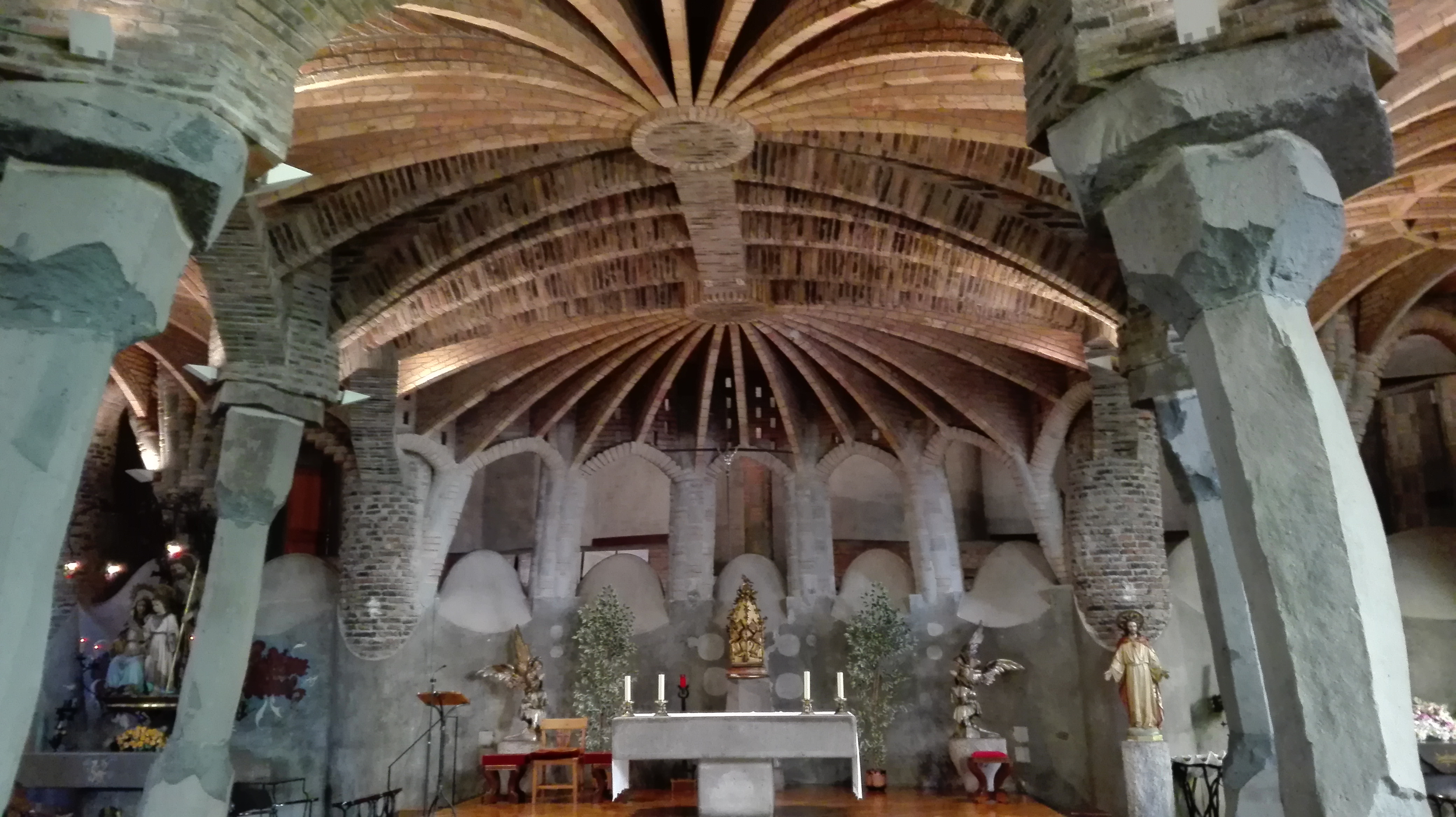 Spanien, Højskole ved Barcelona, Colonia Guell, kirkerum